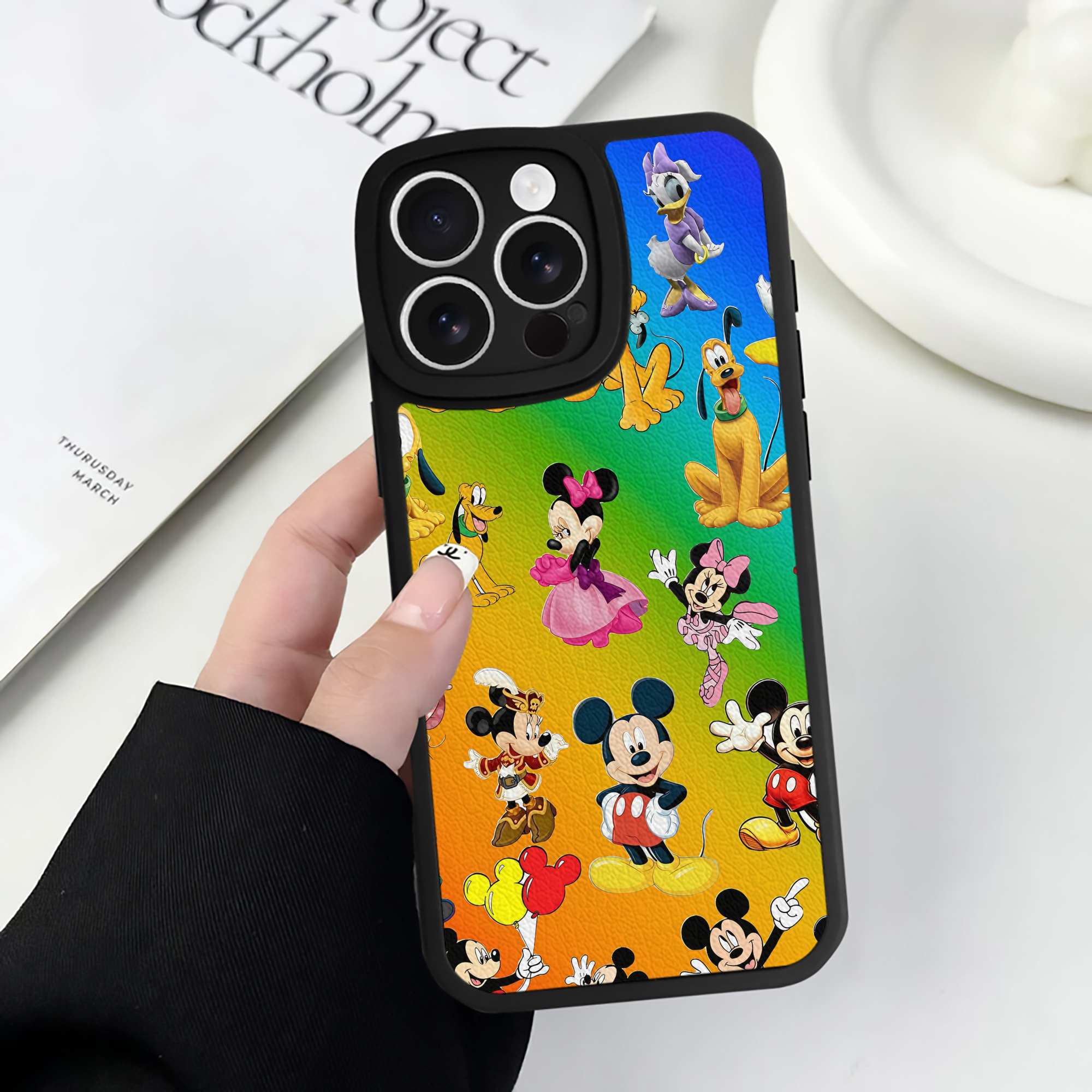 （画像用） ミッキーマウス Mickey Mouse 【iPhone 16シリーズ対応】シリコンスマホケース（レザー調） 材質：シリコン